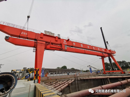 The first gantry crane of the Chengdu Metro Line 19 Project Department of China Power Construction Hydropower Fourth Engineering Bureau was successful