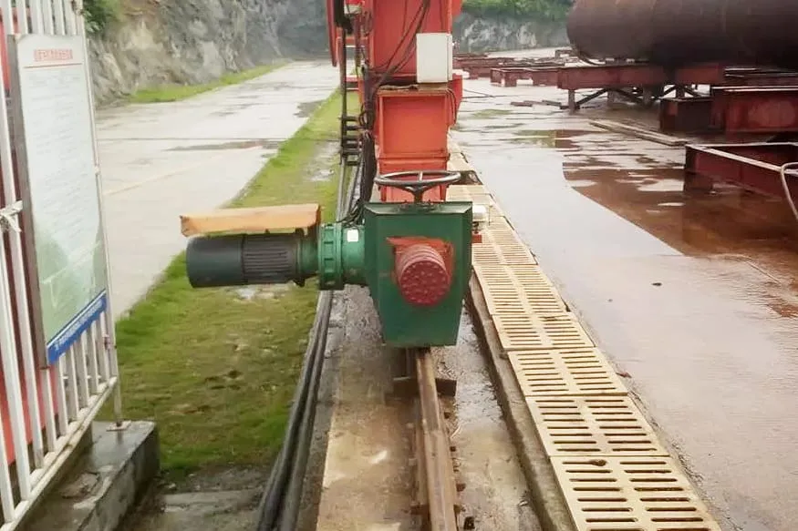 Closer Look Gantry Crane Common Failures: 10 Components Must be Checked(图2) 1.Rails The joint surface between the traveling track of the big car and the track foundation should be tight..jpeg